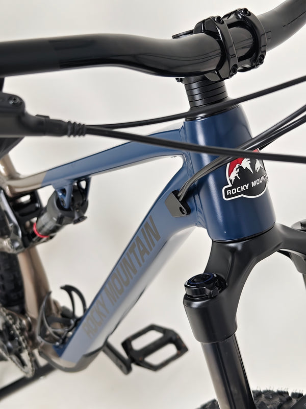 Close-up of the handlebars on the Rocky Mountain Instinct Alloy 10 2023, highlighting the sleek styling and integrated controls, available at eMado Bikes.