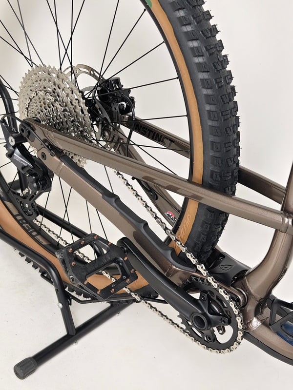 Close-up view of the chainstay on the Rocky Mountain Instinct Alloy 10 2023, detailing its high-quality build, available at eMado Bikes.