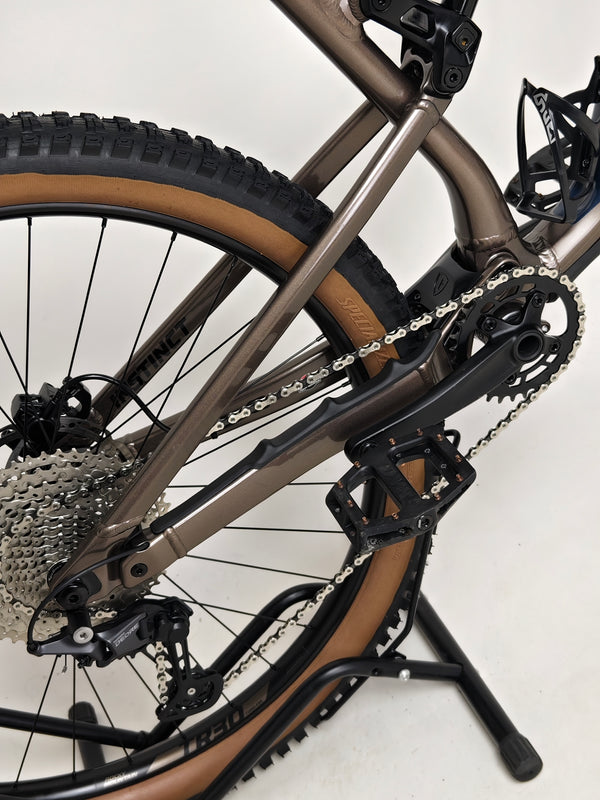 Front profile of Rocky Mountain Instinct Alloy 10 2023, showcasing the innovation of the RockShox fork, available at eMado Bikes.