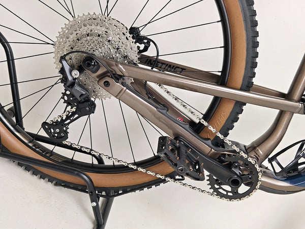 Overall profile of the Rocky Mountain Instinct Alloy 10 2023 mountain bike, showcasing its premium design and features, available at eMado Bikes.