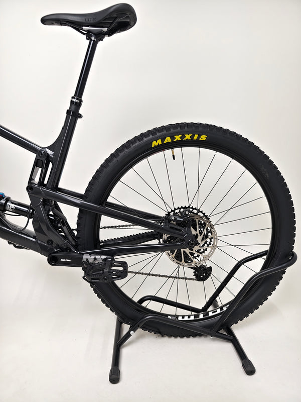 Detailed view showcasing the drivetrain and chain of the Santa Cruz Hightower R / AL 2023 bike at eMado.