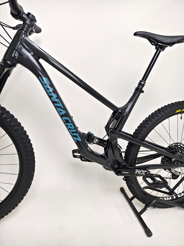 Detailed view of the Santa Cruz Hightower R / AL 2023 bike’s front wheel and fork positioned at eMado.