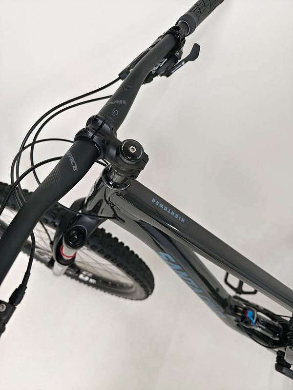 Close-up of the shock absorber on the Santa Cruz Hightower R / AL 2023 bike highlighting its features at eMado.