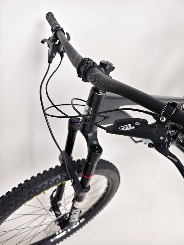 Side angle view of the Santa Cruz Hightower R / AL 2023 bike displaying its frame specifications at eMado.