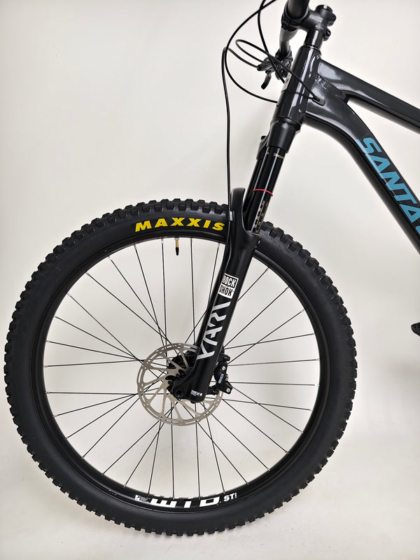 Close-up of the rear disc brake of the Santa Cruz Hightower R / AL 2023 bike highlighting its features at eMado.