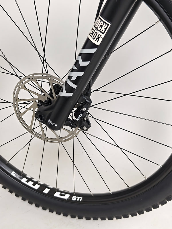 Side view focusing on the seat post height adjustment of the Santa Cruz Hightower R / AL 2023 bike at eMado.