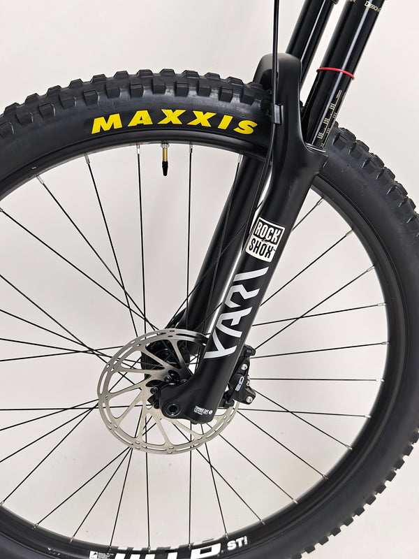 Detailed view of the fork suspension logo on the Santa Cruz Hightower R / AL 2023 bike at eMado.