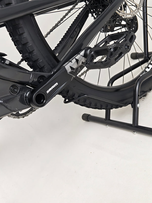 Close-up of the rear wheel and disc brake of the Santa Cruz Hightower R / AL 2023 bike at eMado.
