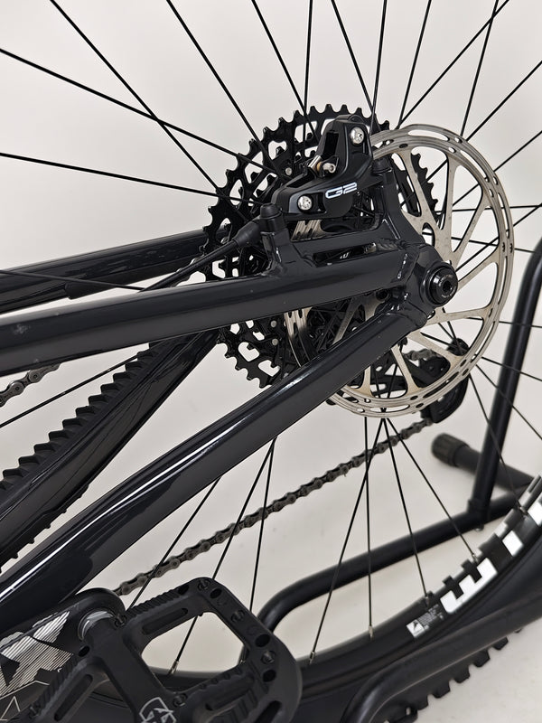 Side view highlighting the rear of the Santa Cruz Hightower R / AL 2023 bike with Maxxis tyre logo at eMado.