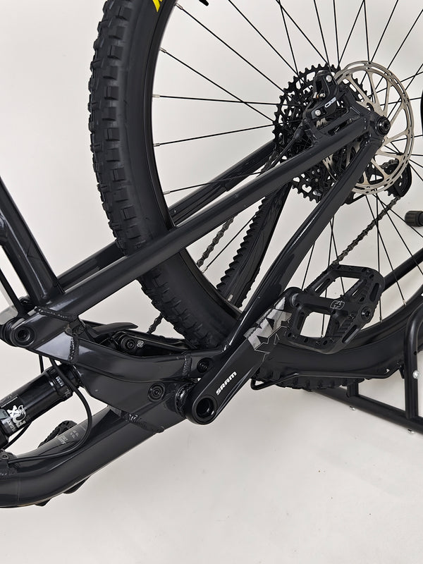 Close-up view of the Santa Cruz Hightower R / AL 2023 bike’s crankset and pedal system at eMado.