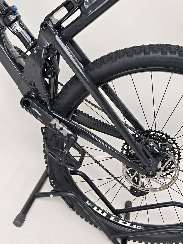 Top view showcasing the Santa Cruz Hightower R / AL 2023 bike's frame and suspension layout at eMado.