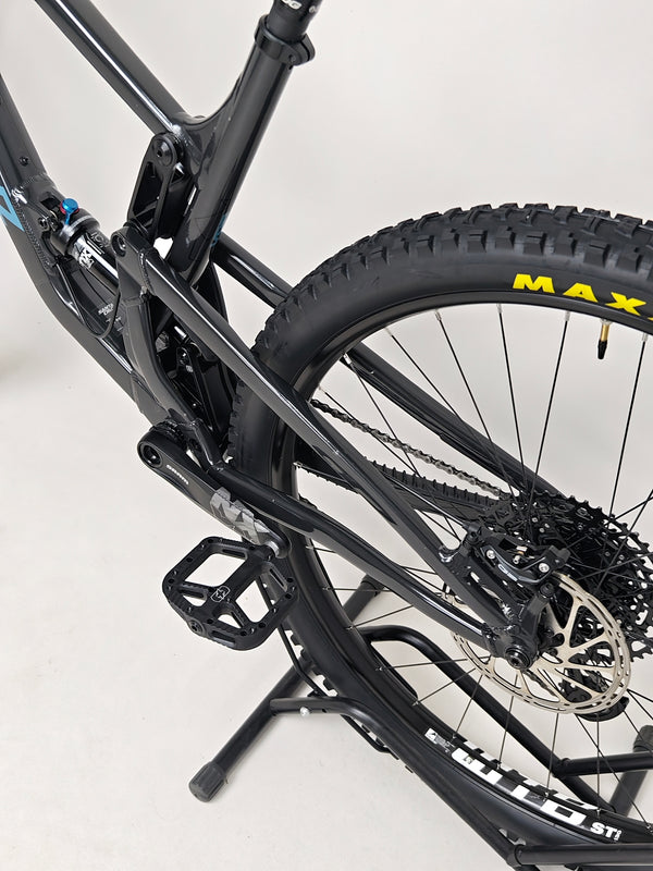 Close-up view of rear gear system of the Santa Cruz Hightower R / AL 2023 bike emphasizing its mechanics at eMado.