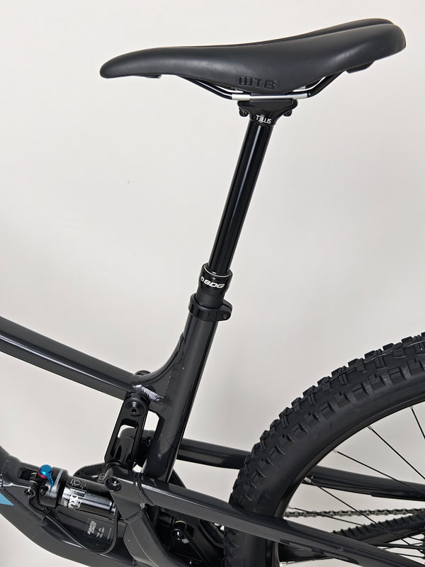 Detailed view of the Santa Cruz Hightower R / AL 2023 bike's rear triangle, showcasing its structural design at eMado.