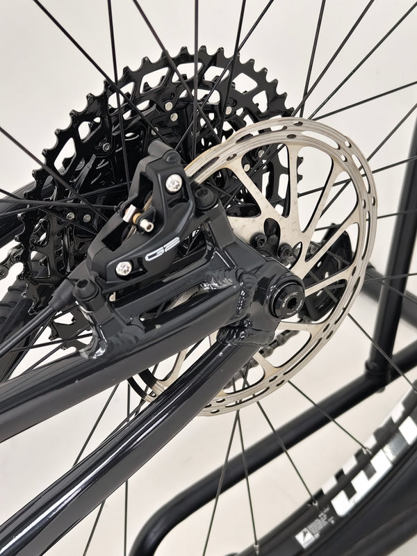 Close-up view of the Santa Cruz Hightower R / AL 2023 bike detailing the gear components at eMado.