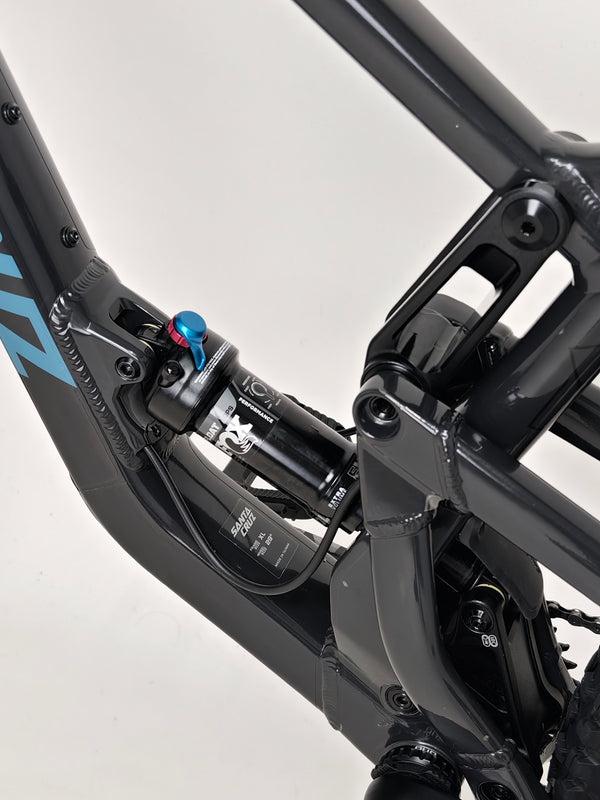 Close-up of the handlebar grips of the Santa Cruz Hightower R / AL 2023 bike as displayed at eMado.