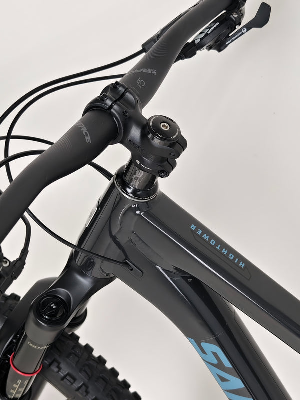 Front wheel view of the Santa Cruz Hightower R / AL 2023 bike showcasing the Maxxis tyre and fork branding at eMado.