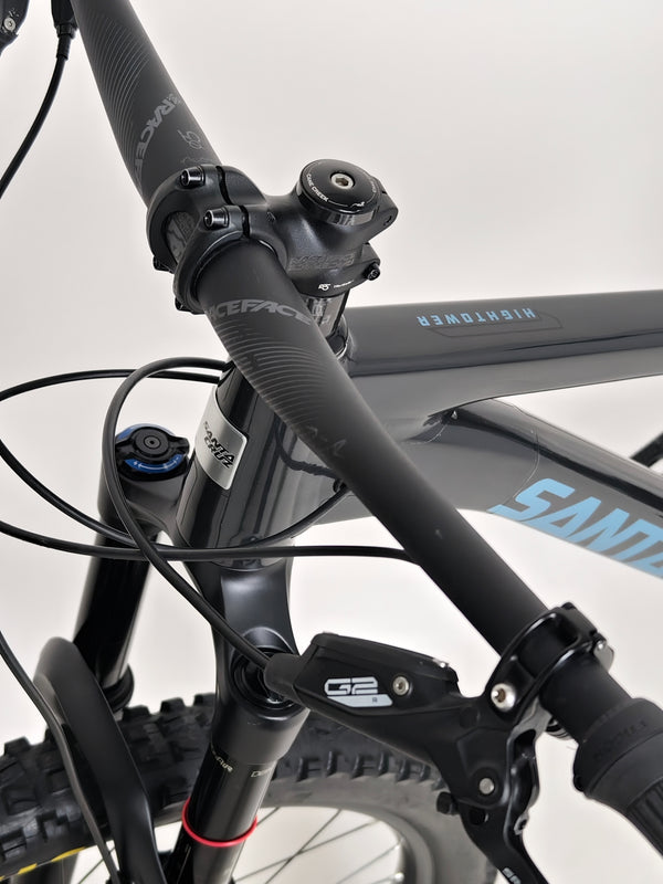 Side view of the Santa Cruz Hightower R / AL 2023 bike presenting its sleek and stylish geometry at eMado.