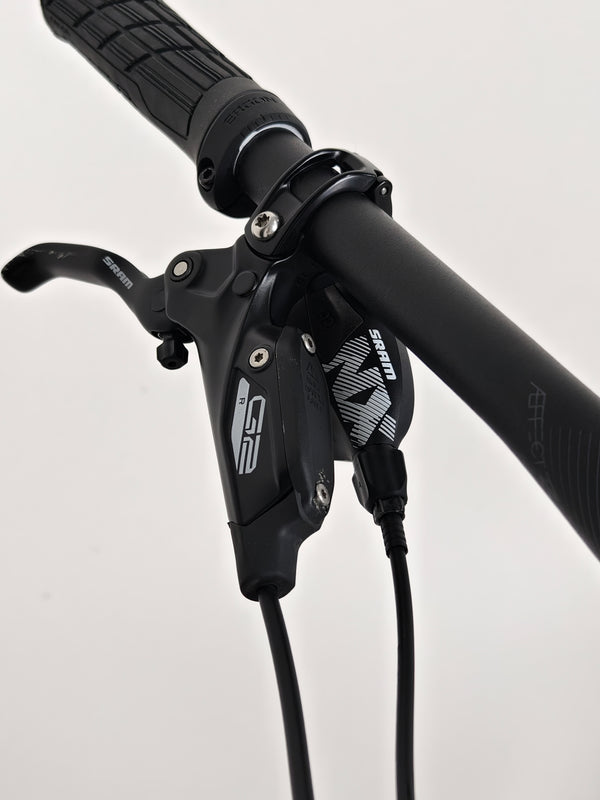 Close-up of the handlebar and braking system of the Santa Cruz Hightower R / AL 2023 bike at eMado.
