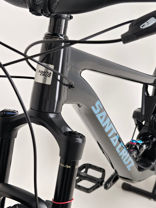 Rear view with focus on the Maxxis rear tyre of the Santa Cruz Hightower R / AL 2023 bike at eMado.