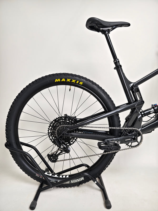 Detailed view highlighting the seat post functionality of the Santa Cruz Hightower R / AL 2023 bike at eMado.