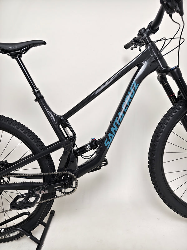 Close-up of the handlebars and control grips of the Santa Cruz Hightower R / AL 2023 mountain bike at eMado.