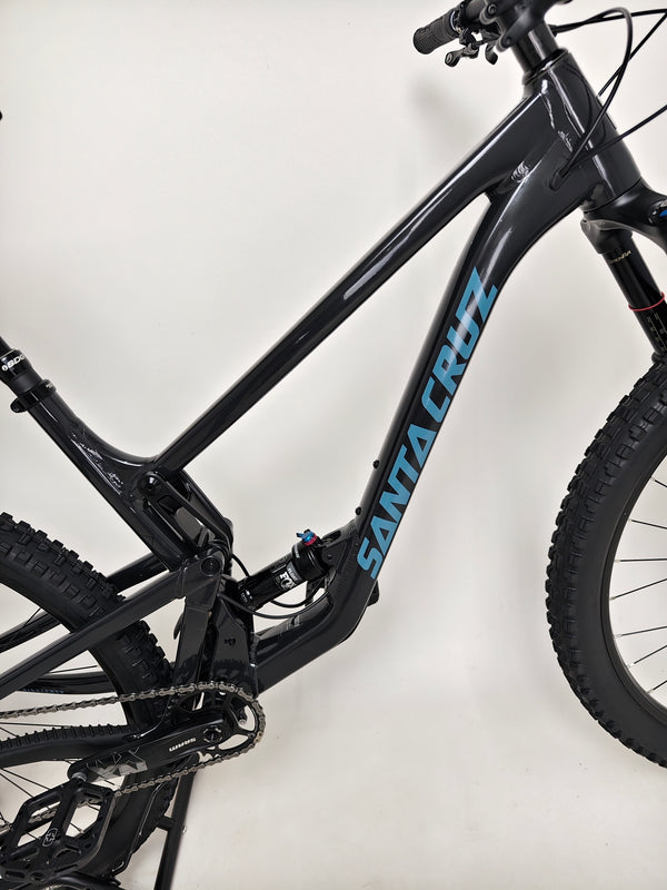 Detail view of the Santa Cruz Hightower R / AL 2023 bike's frame showcasing the integrated components at eMado.