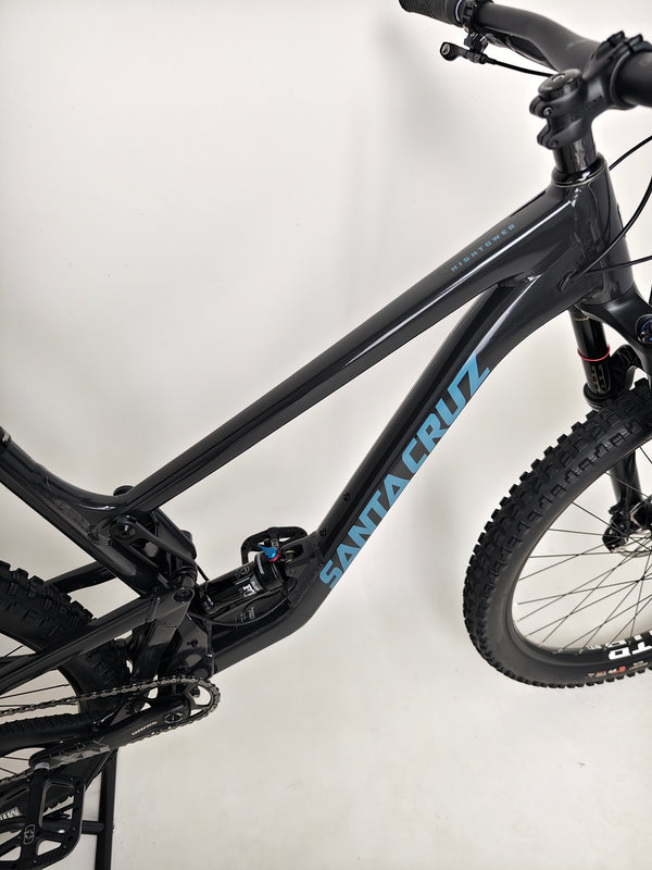 View highlighting the bottom bracket and crankset of the Santa Cruz Hightower R / AL 2023 bike at eMado.