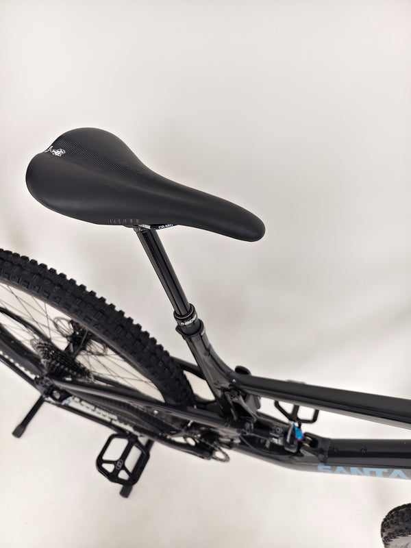 Detailed shot of the Santa Cruz Hightower R / AL 2023 bike's control panel and shifter at eMado.