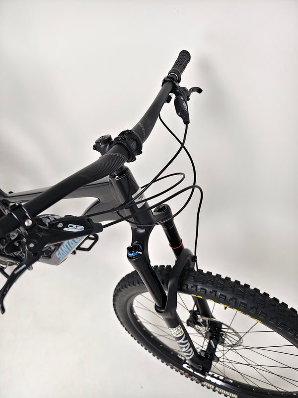 Side view highlighting the frame and suspension linkage of the Santa Cruz Hightower R / AL 2023 bike at eMado.