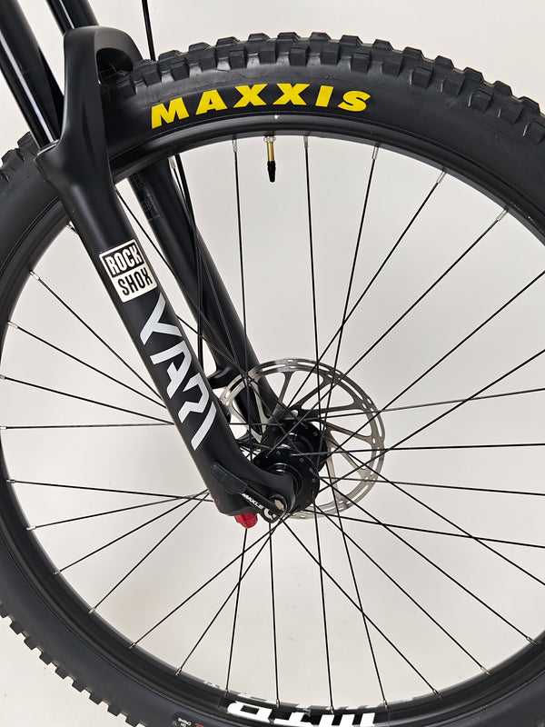 Close-up showcasing brake calliper details on the Santa Cruz Hightower R / AL 2023 bike at eMado.