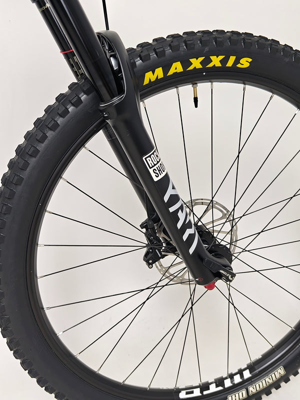 Overview shot of the Santa Cruz Hightower R / AL 2023 bike frame revealing its sleek design at eMado.