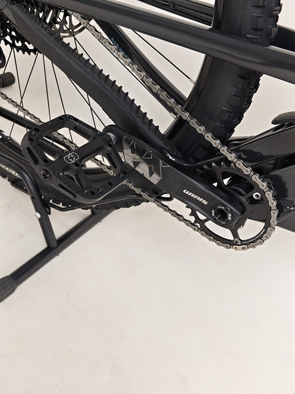 Detail of the bike's rear derailleur on the Santa Cruz Hightower R / AL 2023, highlighting high-quality components at eMado.