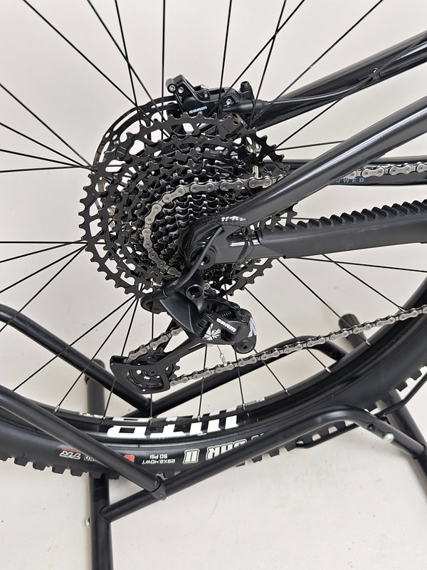 Showcasing the inner mekanism of the Santa Cruz Hightower R / AL 2023 bike at eMado.