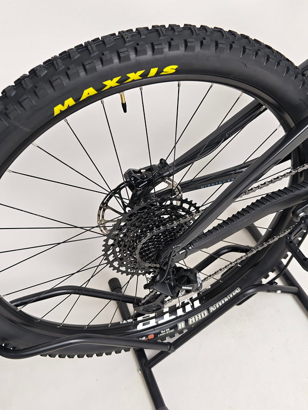 Detailed view of the rear wheel setup of the Santa Cruz Hightower R / AL 2023 bike at eMado.