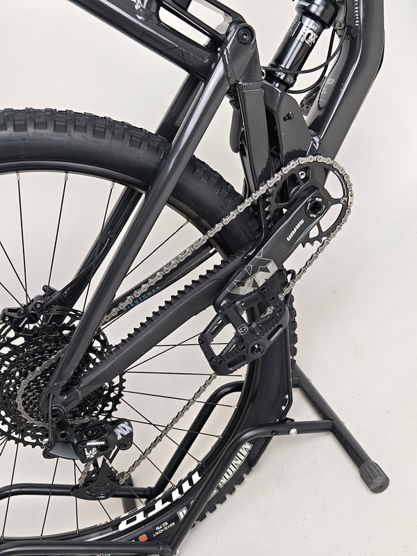 Close-up of the cockpit area, showcasing the handlebars of the Santa Cruz Hightower R / AL 2023 bike at eMado.