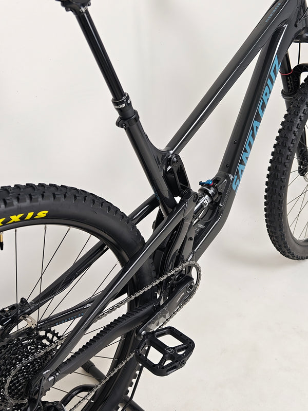 Close-up view of the seat post and saddle of the Santa Cruz Hightower R / AL 2023 bike at eMado.