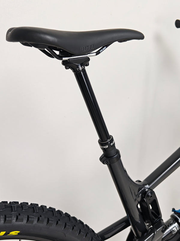 Close-up of the rear axle and suspension of the Santa Cruz Hightower R / AL 2023 bike at eMado.