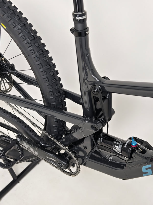 Detailed shot of the Santa Cruz Hightower R / AL 2023 bike's rear suspension system at eMado.