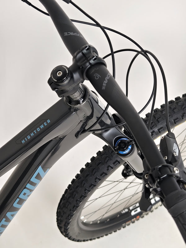 Detailed view of the Santa Cruz Hightower R / AL 2023 bike showcasing the rear hub and drivetrain at eMado.