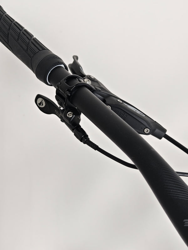 Profile view of the Santa Cruz Hightower R / AL 2023 bike with the Maxxis tyres clearly visible at eMado.