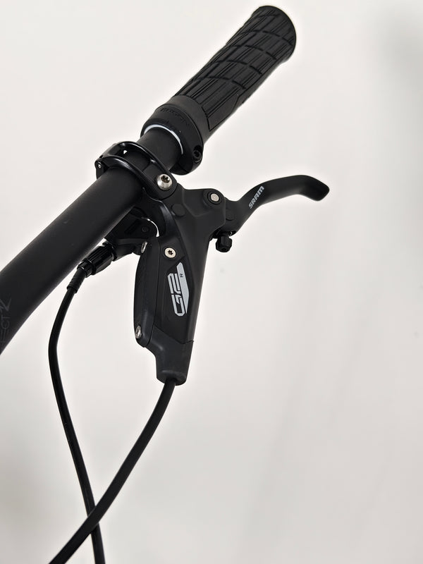 Close-up view of the dropper seat post on the Santa Cruz Hightower R / AL 2023 bike at eMado.