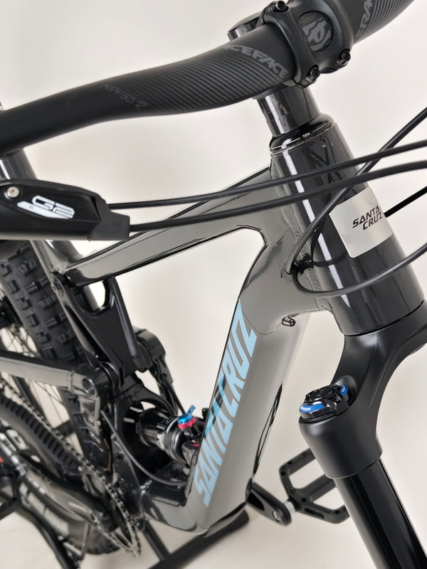 Close-up view of the Santa Cruz Hightower R / AL 2023 bike showing the braking system and wheel alignment at eMado.