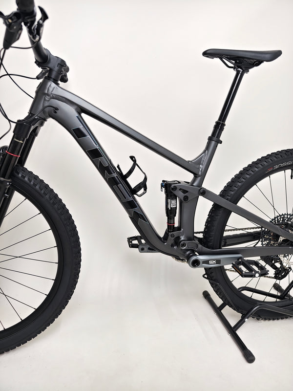 Trek Top Fuel 8 GX AXS 2024 LARGE Frame in Excellent Condition at eMado Bikes, featuring the SRAM DB 8 hydraulic disc brakes for superior stopping power.