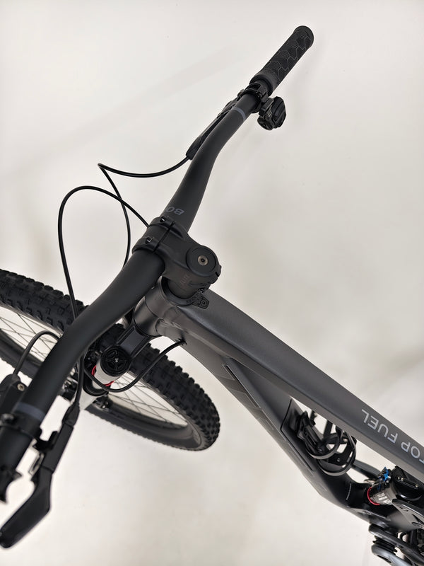 Detailed view of gear components on Trek Top Fuel 8 GX AXS 2024 LARGE Frame in Excellent Condition at eMado Bikes, showcasing the SRAM Eagle cassette.