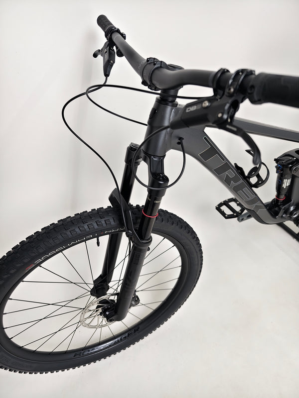 Trek Top Fuel 8 GX AXS 2024 LARGE Frame in Excellent Condition at eMado Bikes, with a view focusing on brake system and wheel architecture.