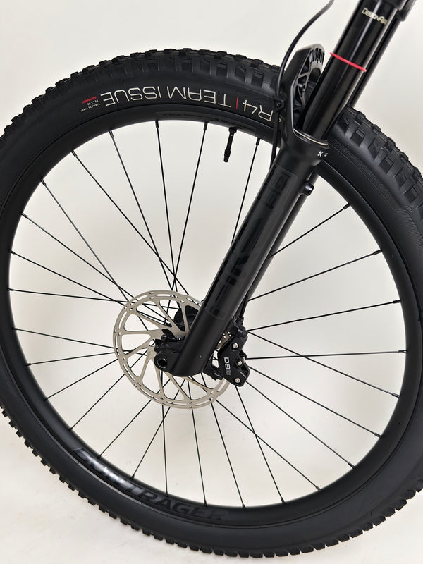 Detail image of the Trek Top Fuel 8 GX AXS 2024 LARGE Frame in Excellent Condition at eMado Bikes, indicating the frame's internal routing.