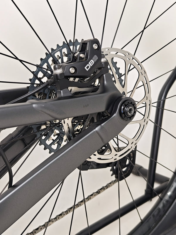 Showcasing the Trek Top Fuel 8 GX AXS 2024 LARGE Frame in Excellent Condition at eMado Bikes, highlighting its adaptive riding features.