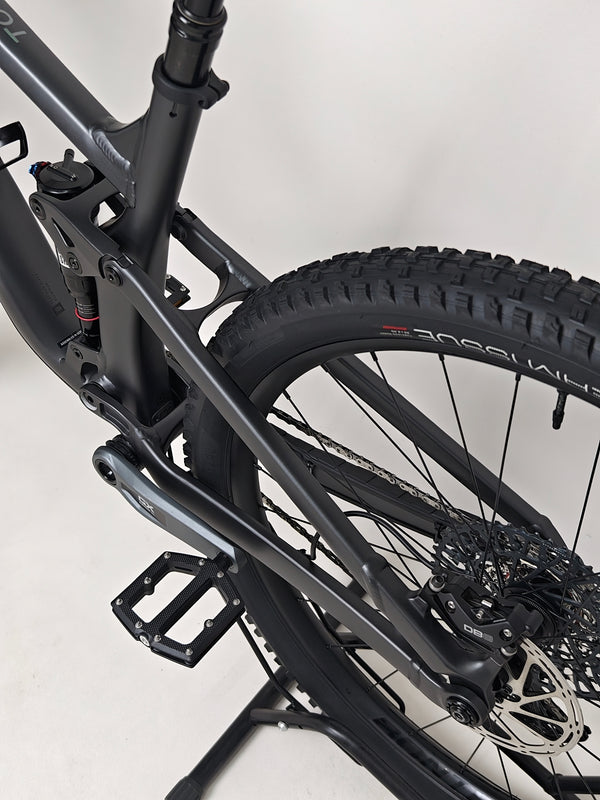 Showcasing the Trek Top Fuel 8 GX AXS 2024 LARGE Frame in Excellent Condition at eMado Bikes, emphasizing its advanced suspension technology.