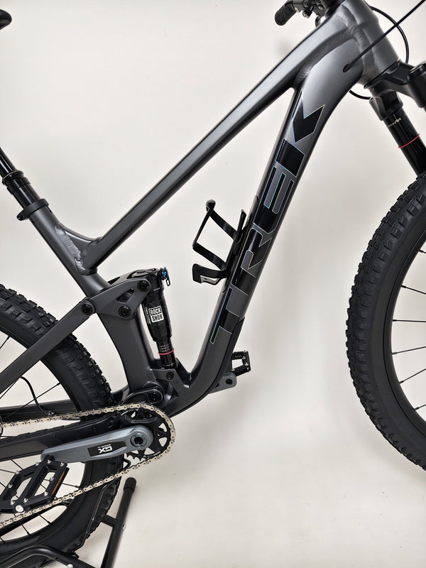 Showcasing the Trek Top Fuel 8 GX AXS 2024 LARGE Frame in Excellent Condition at eMado Bikes, highlighting the bike's performance features.