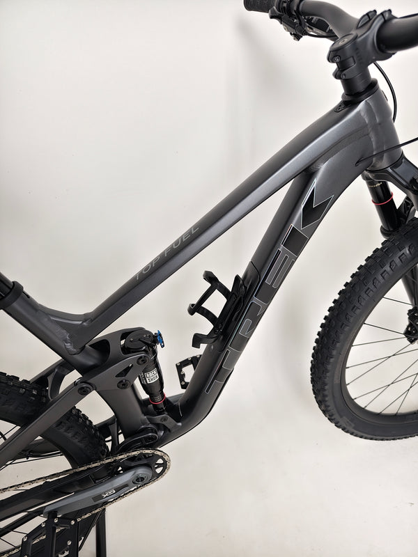 Trek Top Fuel 8 GX AXS 2024 LARGE Frame in Excellent Condition at eMado Bikes, displaying the tubeless ready Bontrager XR4 Team Issue tyres.